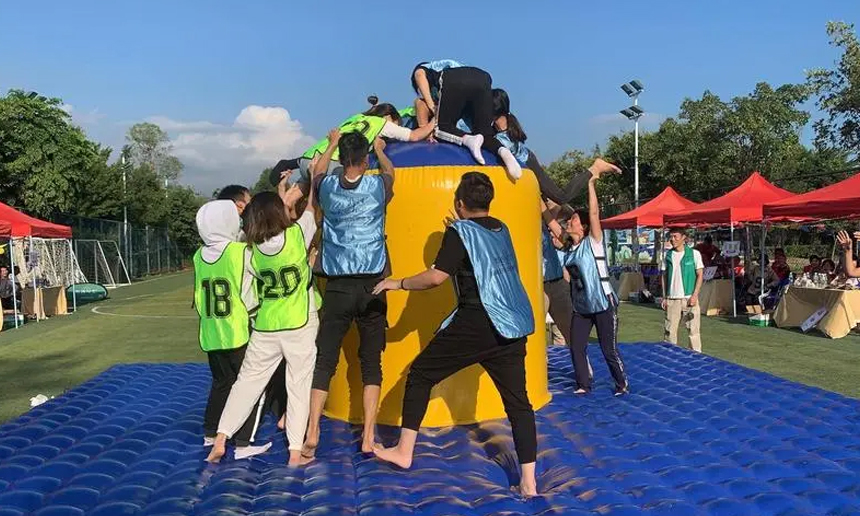 勇攀高峰-公司夏日团建行